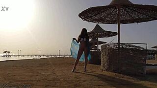 Blonde Babe Goes Pantyless on Public Beach 😍