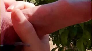 Hot Wife Delivers an Amazing Public Blowjob in Homemade Outdoor Action