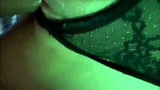 rica noche de pelis con mi rommie me dejo meter la verga de tanto estres