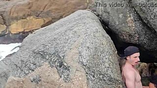 Saymon Explores Brenda Floripa's Pussy on the Rocks