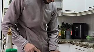 Cocino Una Tortilla Me Desnudo Me Pajeo Y Me Corro Sobre La Comida