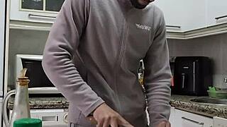 Cocino Una Tortilla Me Desnudo Me Pajeo Y Me Corro Sobre La Comida