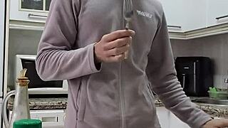 Cocino Una Tortilla Me Desnudo Me Pajeo Y Me Corro Sobre La Comida