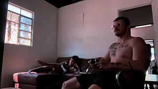 chupando o carmona while he plays video game?