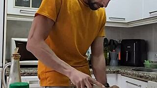 Cocino Una Tortilla Me Desnudo Me Pajeo Y Me Corro Sobre La Comida