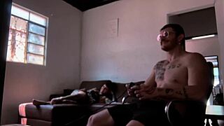 chupando o carmona while he plays video game?