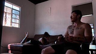 chupando o carmona while he plays video game?