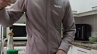 Cocino Una Tortilla Me Desnudo Me Pajeo Y Me Corro Sobre La Comida