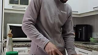 Cocino Una Tortilla Me Desnudo Me Pajeo Y Me Corro Sobre La Comida