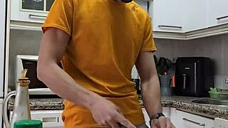 Cocino Una Tortilla Me Desnudo Me Pajeo Y Me Corro Sobre La Comida