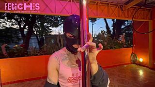 Gostosa Tatuada Dança No Poledance Para Gostoso!