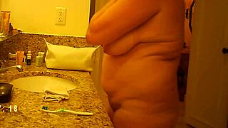 Spying on Mature MILF with Hidden Cam at Forxnbar5