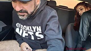 safada motorista flagra passageiro se masturbando atrás no carro