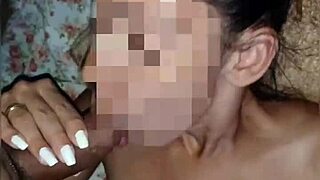 o corno filmando tudo enquanto ela chupa e lambe