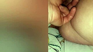 big ass babe reaches orgasm from pussy and ass play 😘