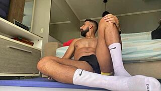 Dan Sanches shares his daily workout routine live on stream, focusing on legs and fitness exercises.