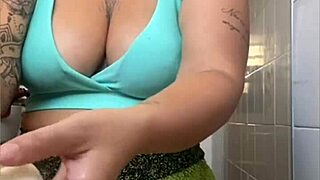 she flashes pussy in tight shorts during usa exhibitionist act