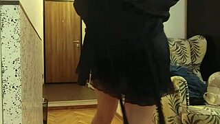 i met the delivery guy naked and he didn't want to leave, leading to an exhibitionist encounter