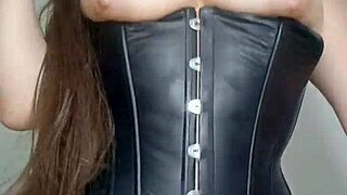 la dueña del bar makes a special video penetrating her huge pussy for a new client who loves stranger cocks.