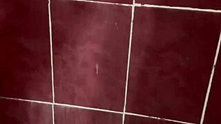 A petición de mi sugar daddy, baño y orino