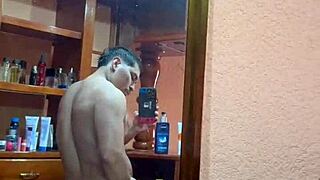 A petición de mi sugar daddy, baño y orino