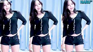 i watch dis cute koreen gurl dancin n its so sexy