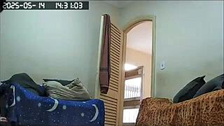 camera escondida flagra empregada arrumando casa pelada com sua grande buceta