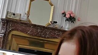 Ma copine me suce devant le porno.