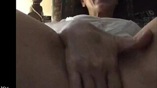 Me pajeo pensando en vos, imagining your mature body while I masturbate