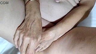 homemade housewife squirting and tasting her own piss, amateurs orgasm 😍