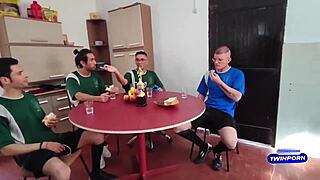 Time de futebol, putinha, chupar o time todo? double penetration bareback