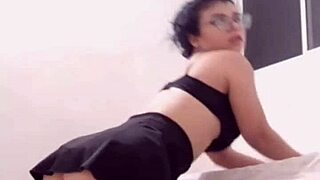 hermosa colegiala shows off her big butt and luscious curves