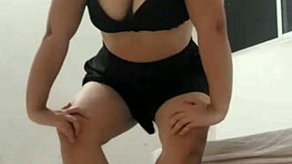 hermosa colegiala shows off her big butt and luscious curves