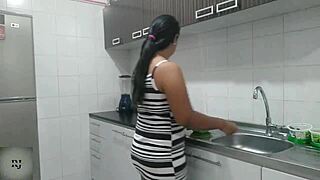 uy, cómo se ve ese pepino, ¿quieres lamer mi coño colombiano casero?