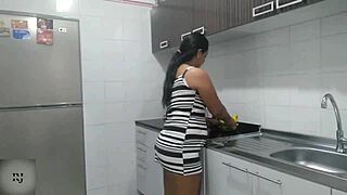 uy, cómo se ve ese pepino, ¿quieres lamer mi coño colombiano casero?