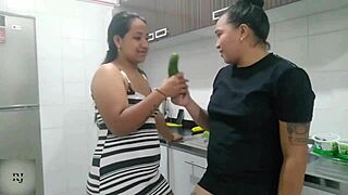 uy, cómo se ve ese pepino, ¿quieres lamer mi coño colombiano casero?