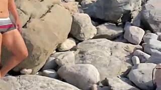 amigas procuravam pau para sentar enquanto cornos bebiam