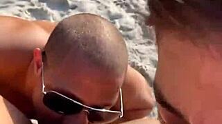 amigas procuravam pau para sentar enquanto cornos bebiam