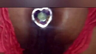 Safada ordenhando leite de pica