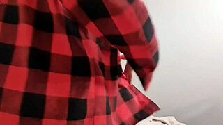 estava tranquilo no meu quarto até que a TIFFANY MONTOVANY apareceu para me fazer uma SURPRESA