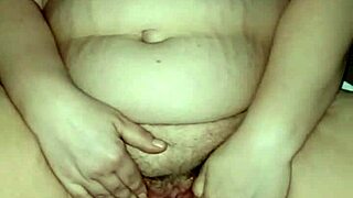 Milf gets finger banged to orgasm in group action