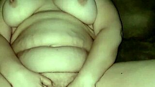 Milf gets finger banged to orgasm in group action