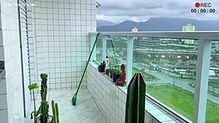 essa empregada safada provoca com shortinho