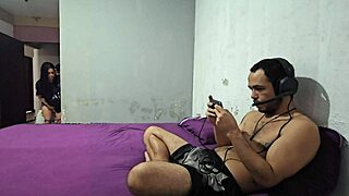 Meu marido me troca pelo jogo de corno então eu transo com seu melhor amigo praticamente na frente dele sexo arriscado