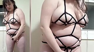 Slut Shows Off Her Body