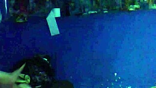 Despu�s de la fiesta me escap� para follar al vecino