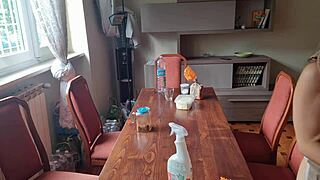 limpei a mesa do vizinho e tirei a calcinha sera que ele vai gostar