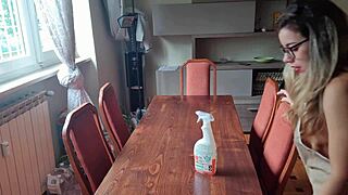 limpei a mesa do vizinho e tirei a calcinha sera que ele vai gostar