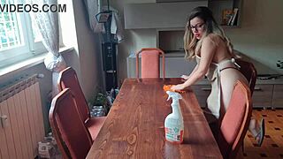 limpei a mesa do vizinho e tirei a calcinha sera que ele vai gostar