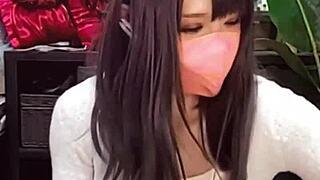 【個撮】マスク美女の女装が配信しながらオナニーする動画